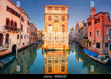 Venedig. Stadtbild Bild der engen Kanäle in Venedig während des Sonnenuntergangs. Stockfoto