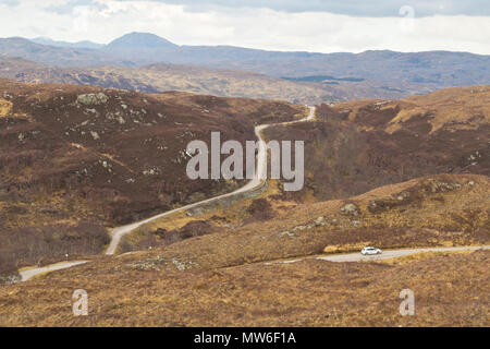 Auto auf North Coast 500 Road in der Nähe von Nedd Stockfoto