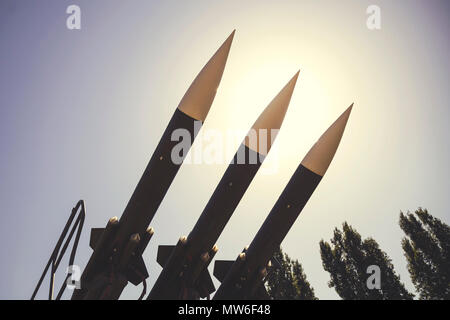 Siluete des Lenkflugkörpersystems für Selbstfahrende starten Waffe. Vintage Style. Stockfoto