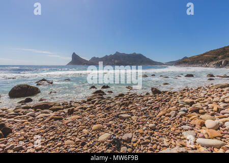 Blick auf Hout Bay von der felsigen Küste in Kapstadt Stockfoto