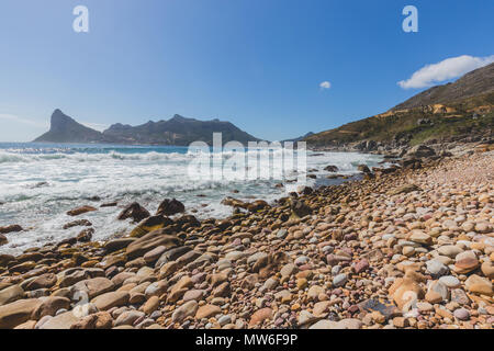 Blick auf Hout Bay von der felsigen Küste in Kapstadt Stockfoto