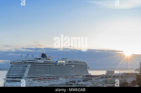 Norwegian Cruise Line Schiff Bliss angedockt bei Sonnenuntergang in Seattle Washington bei Sonnenuntergang mit Sunburst warten auf Abflug. Stockfoto