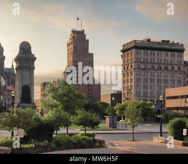 In Syracuse, New York, USA. 28. Mai 2018. Blick von Clinton Platz mit der der Soldat und Sailors Monument, der State Tower Gebäude und die gridley Stockfoto