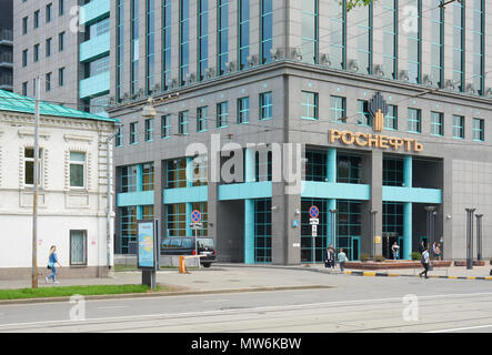 Moskau, Russland - 16. Mai 2018: Mitarbeiter in der Nähe der Einfahrt zum Bürogebäude der russische Ölkonzern Rosneft auf Dubininskaya Straße Stockfoto