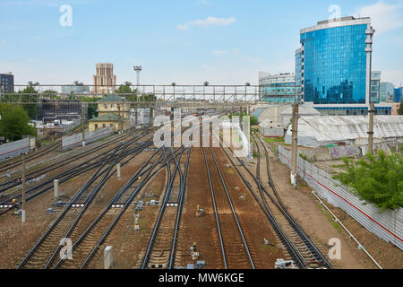 Moskau, Russland - 16. Mai 2018: Die Eisenbahnen in der Nähe von Paveletskaya Bahnhof. Dieses Bild wurde von der Brücke auf schukow Passage fotografiert. Stockfoto