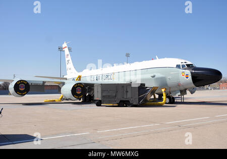 Eine RC-135 V/W Nietverbindung sitzt auf Anzeige außerhalb des Bennie Davis Wartung Service als das neue Flaggschiff Flugzeuge der 55 Flügel an der Offutt Air Force Base, Neb., März 16. Der Jet vor Kurzem aufgerüstet und war frisch mit dem neuen Flügel designator gemalt. Das Flaggschiff von Flugzeugen steht als Symbol für jedes Mitglied der 55. wg. (Foto von Jeff Gates) Stockfoto