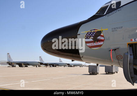 Eine RC-135 V/W Nietverbindung sitzt auf Anzeige außerhalb des Bennie Davis Wartung Service als das neue Flaggschiff Flugzeuge der 55 Flügel an der Offutt Air Force Base, Neb., März 16. Der Jet vor Kurzem aufgerüstet und war frisch mit dem neuen Flügel designator gemalt. Das Flaggschiff von Flugzeugen steht als Symbol für jedes Mitglied der 55. wg. (Foto von Jeff Gates) Stockfoto