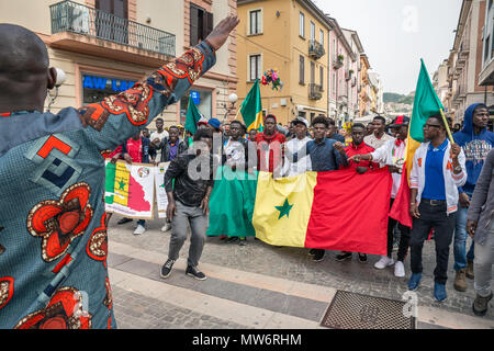 Gruppe der afrikanischen Einwanderer aus Senegal, am 15. April 2018, Corso Mazzini in Sibari, Kalabrien, Italien Stockfoto