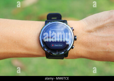 Bangkok, Thailand - 24. Mai, 2018: die Kontrolle der Herzfrequenz durch Amazfit stratos smart Watch im öffentlichen Park Stockfoto