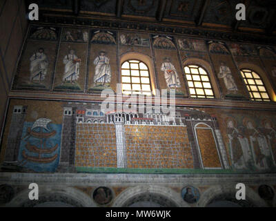 . Englisch: Basilika von Sant'Apollinare Nuovo in Ravenna, Italien: "Der Hafen von Classis'. Mosaik einer Ravennate italienisch-byzantinischen Workshop im Rahmen 526 AD durch die so genannte 'Master von Sant'Apollinare" abgeschlossen. Italiano: Basilica di Sant'Apollinare Nuovo Ravenna ein: "Il Porto di Classe.". Mosaico di Scuola ravennate italo-bizantina, completato Entro il 526 d.C. dal cosiddetto 'Maestro di Sant'Apollinare". . 5. April 2006. Georges Jansoone 542 Sant'Apollinare Nuovo 10.. Stockfoto