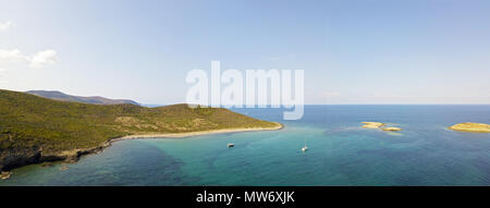 Luftaufnahme der Inseln Finocchiarola, Mezzana, Terra, Halbinsel von Cap Corse, Korsika. Frankreich. Segelboote und Yachten in einer Bucht vor Anker Stockfoto