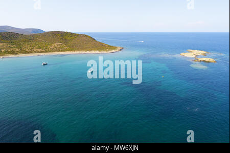 Luftaufnahme der Inseln Finocchiarola, Mezzana, Terra, Halbinsel von Cap Corse, Korsika. Frankreich. Segelboote und Yachten in einer Bucht vor Anker Stockfoto