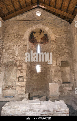 Spuren der byzantinischen Fresken im Inneren Chiesa di San Teodoro (della Nunziatella), 10. Jahrhundert Kirche, in Gerace, Kalabrien, Italien Stockfoto