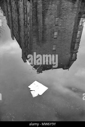 EDINBURGH, Schottland - 7. JANUAR 2009: ein schwarz-weiß Foto einer Reflexion eines Mietshauses Block in den Kanal Wasser. Stockfoto