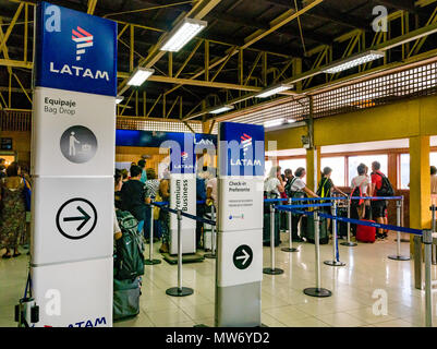 Menschen Anstehen in der Region LATAM Check in Schalter bei Mataveri Internationalen Flughafen Landebahn, Easter Island, Chile Stockfoto