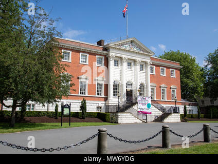 Die vordere von Warrington Halle in Bank Park Warrington Cheshire mit der Union Flagge Mai 2018 entfernt Stockfoto