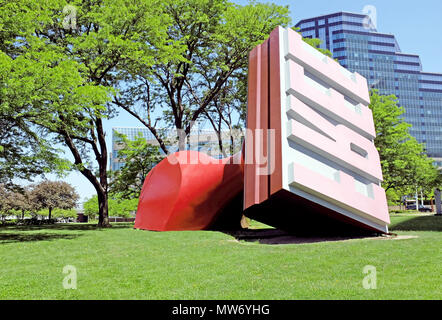 "Kostenlose Stempel' ist eine Skulptur im öffentlichen Raum und Wahrzeichen in Willard Park an der Ecke East 9. und am See im Zentrum von Cleveland, Ohio, USA. Stockfoto