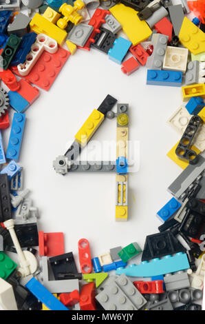 Nummer Vier (4) Erstellen von Ziegelstein Stockfoto