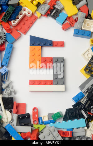 Nummer zwei (5) ceate aus Ziegel Stockfoto