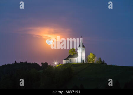 Jamnik ist eine Siedlung an den östlichen Hängen des Jelovica Plateau in der Gemeinde Kranj in der Region Slowenien. Die lokale Stockfoto