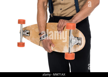 7/8 Schuß von den eleganten jungen Mann mit Skateboard isoliert auf weißem Stockfoto