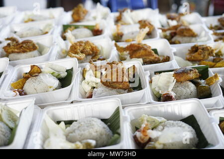 Anbieter verkaufen KNUSPRIG gebratenes Huhn während des Monats fasten an Street Market Essen in Banda Aceh, Indonesien