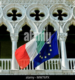 Italienische und europäische Flaggen im Dogenpalast, venezianischer Gotik. Markusplatz. UNESCO. Palazzo Ducale, Piazza San Marco. Venedig Italien, Europa Stockfoto