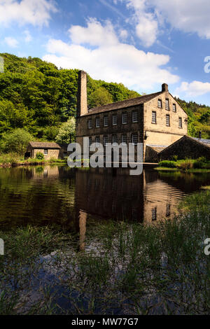 Gibson Mill, spiegelt sich in der Mühle Teich, Hardcastle Crags, Halifax, West Yorkshire Stockfoto