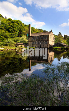 Gibson Mill, spiegelt sich in der Mühle Teich, Hardcastle Crags, Halifax, West Yorkshire Stockfoto