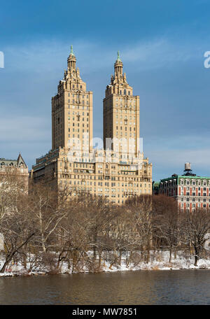 San Remo (145 Central Park West) Apartment Gebäude in Manhattan als vom Central Park, New York City, USA Stockfoto