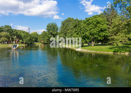 See im Park 29, Lodz, Polen, mit einem Brunnen, der erste des Programms "Brunnen für Łódź,' Stockfoto