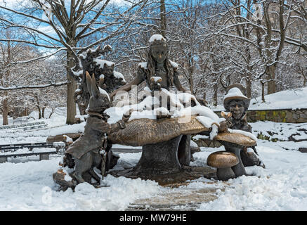 Alice im Wunderland Margaret Delacorte Memorial Skulptur im Winter im Central Park, New York City, USA Stockfoto