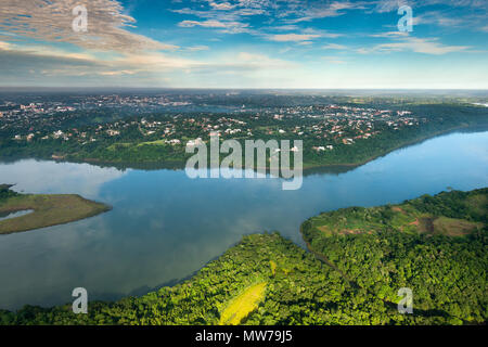 Luftaufnahme des Paraná-Flusses an der Grenze zwischen Paraguay und Brasilien Stockfoto