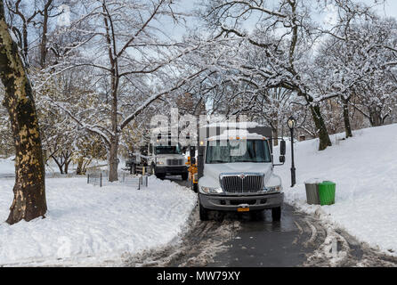 Schneeräumen Lkw im Winter im Central Park, New York City, USA Stockfoto