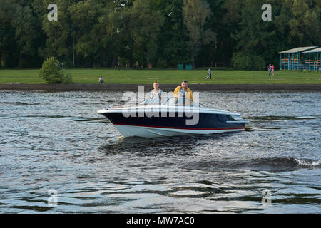SAINT-Petersburg, Russland - 23. MAI 2018: Schnellboot oder Motorboot fahren auf einem Wasser an einem sonnigen Sommerabend am 23. Mai 2018 in Sankt Petersburg, RU Stockfoto
