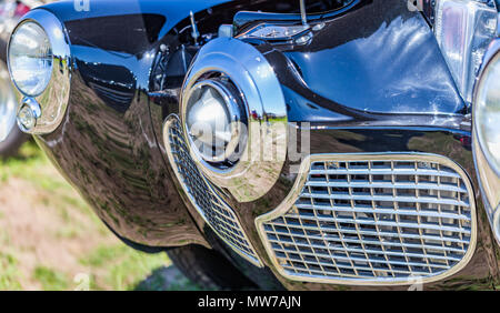 Flache Tiefenschärfe Nahaufnahme des markanten bullet Nase und Gitter auf einer kundenspezifischen 1951 Studebaker Commander Starlight Coupé. Stockfoto