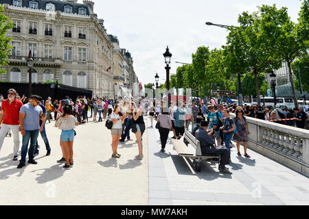 Charles de Gaulle Etoile Metro Station geschlossen, die von der Polizei - Les Champs Elysées - Paris - Frankreich Stockfoto