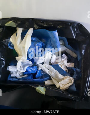 Op-Handschuhe. Bis OP-Handschuhe im Abfall Container verwendet. Close-up. Stock Bild. Stockfoto