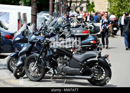 Auffälliges Parken von Motorrädern auf dem Bürgersteig - Paris - Frankreich Stockfoto