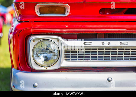 , Kühlergrill, Scheinwerfer und Stoßfänger Detail eines Chevrolet 1964 C10 Pickup Truck bei einem Oldtimertreffen. Stockfoto