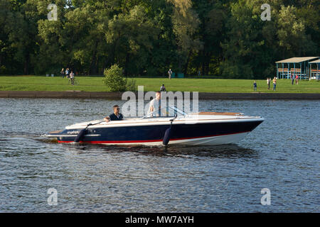 SAINT-Petersburg, Russland - 23. MAI 2018: Schnellboot oder Motorboot fahren auf einem Wasser an einem sonnigen Sommerabend am 23. Mai 2018 in Sankt Petersburg, RU Stockfoto