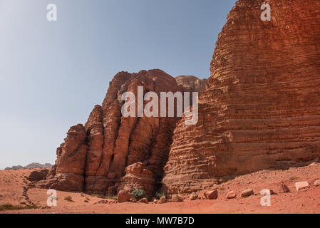 Der Eingang in der Khazali Canyon, Schlucht, die alten Inschriften. Wadi Rum, Jordanien Stockfoto