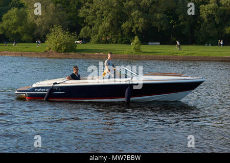 SAINT-Petersburg, Russland - 23. MAI 2018: Schnellboot oder Motorboot fahren auf einem Wasser an einem sonnigen Sommerabend am 23. Mai 2018 in Sankt Petersburg, RU Stockfoto