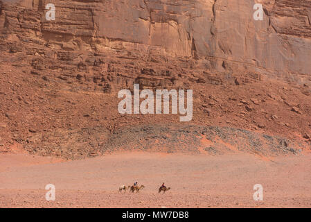 Kamel Karawane durch die Wüste Wadi Rum, Jordanien Stockfoto