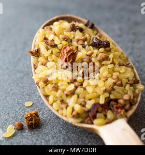 Raw Bulgur Reis mit Buchweizen in hölzernen Löffel/Bulgur für Pilav oder pilaw. Organische ungekocht Essen. Stockfoto