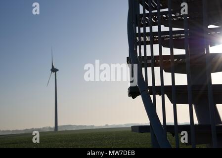 Windenergieanlage: Eine komplette Windenergieanlage der Entfernung von der Basisstation eines anderen gesehen Stockfoto