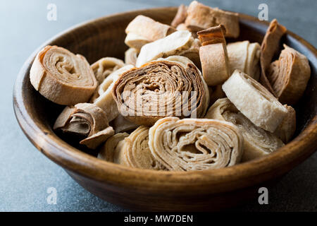 Türkische Lebensmittel von Artvin genannt Silor/Siron Rohteig und gebratene Griescreme für Manti Manlama gerollt. Traditionelle biologische Lebensmittel. Stockfoto