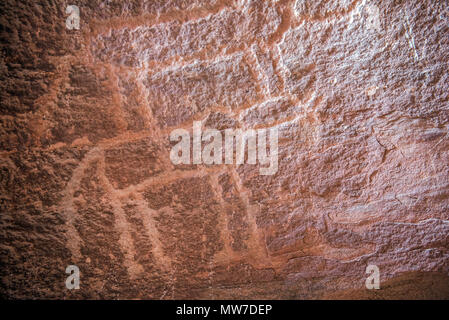 Ancient Nabatean und Thamudic Inschriften auf Stein, camel Caravan und Menschen. Khazali Canyon, Wadi Rum Wüste, Jordanien Stockfoto