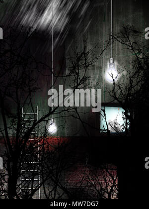 Symbolische Szene. Dunkle Bäume, Glühbirnen. Weltkrieg Film kann auf einem Fernsehgerät Stockfoto