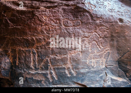 Ancient Nabatean und Thamudic Inschriften auf Stein, camel Caravan und Menschen. Khazali Canyon, Wadi Rum Wüste, Jordanien Stockfoto